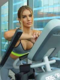 Alev-alev kumral kız Aylin