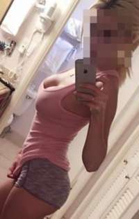 Cıvıl-cıvıl esmer bayan Deste