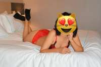 Cıvıl-cıvıl genç kadın Bedia