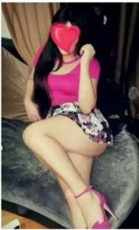 Etkileyici buğday tenli kadın Hale