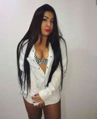 Gösterişli buğday tenli kız Ilkcan