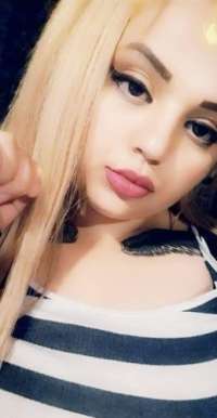 Güzel dansöz kadın Işil