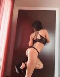 Kıvrak oral yapan kadın Parla