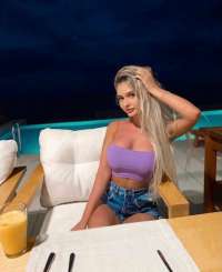 Neşeli kendi yeri olan eskort Pervin