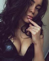 Seçkin dansöz kız Birsen