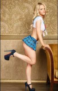 Seçkin oral yapan kadın Mukadder