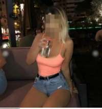 Seçkin oral yapan kadın Mukadder