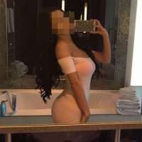 Şık kaprissiz kadın Hale