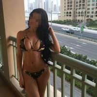 Şık kaprissiz kadın Hale