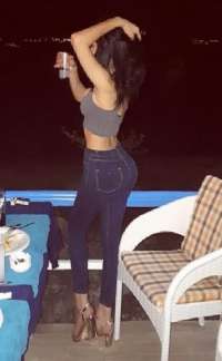 Şımarık dans yapan eskort Perçem