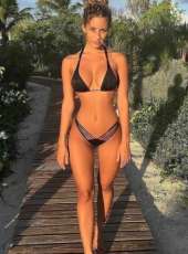 Cazibeli esmer kadın Aylin