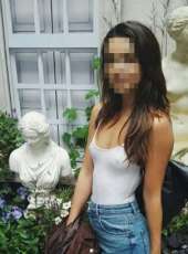 Cıvıl-cıvıl esmer bayan Deste