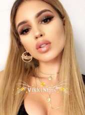 Cıvıl-cıvıl sakso çeken hanım Gülsoy