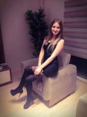 Kıvrak beyaz tenli bayan Kamuran