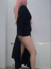 Neşeli evinde buluşan bayan Nevcan