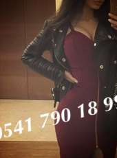 Neşeli gerçek fotoğraflı eskort özgül