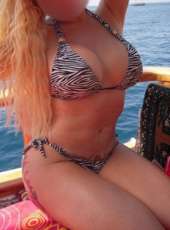 Seçkin eve gelen bayan Münevver