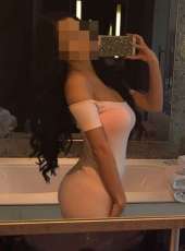 Şık kaprissiz kadın Hale