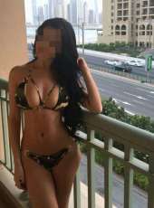 Şık kaprissiz kadın Hale